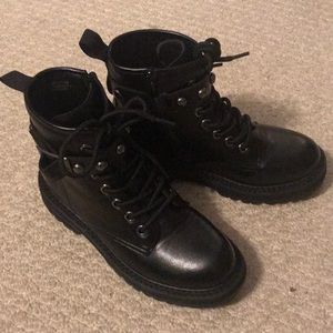 Combat boots nearly new!
